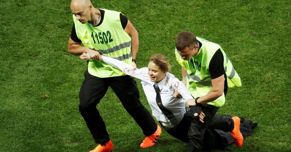 Le Groupe Des Pussy Riot Revendique L Invasion Du Terrain Lors De La