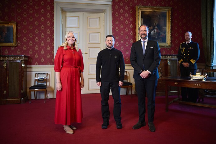 Volodymyr Zelensky lorsqu’il a été reçu par la princesse héritière norvégienne Mette-Marit et le prince héritier Haakon en mars.