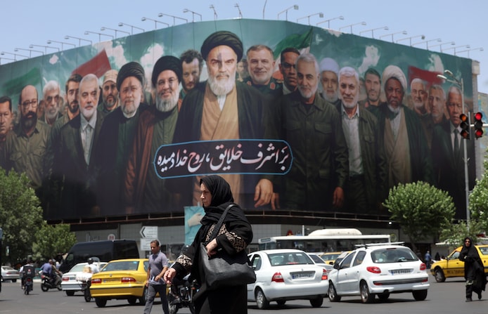 Cette toile géante, accrochée à Téhéran au début du mois pour commémorer le défunt ayatollah Khomeini, représente également des dirigeants décédés du Hamas.