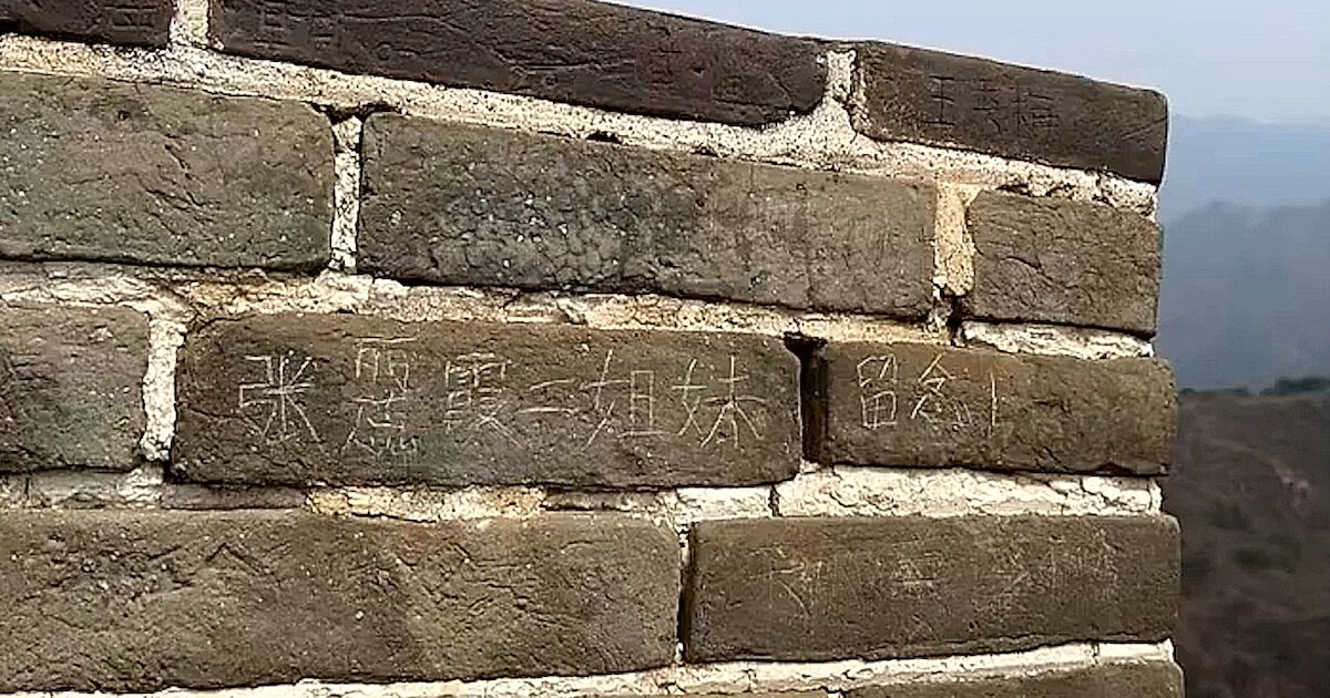 Deux touristes gravent un message sur la Grande Muraille de Chine et se ...