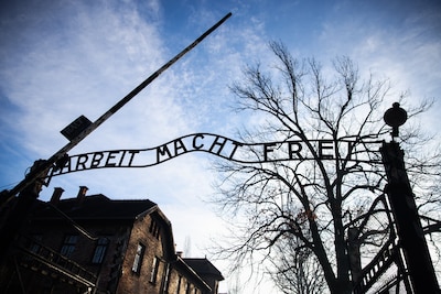 Une ministre proche de Meloni critique les voyages scolaires à Auschwitz et fait polémique