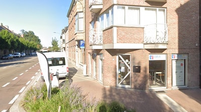 Un ado de 15 ans au volant d’une voiture finit dans une mais