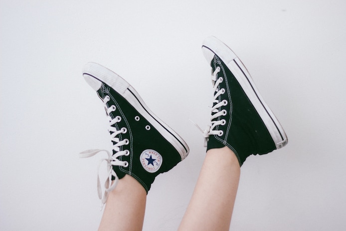 Converse blanche trou best sale