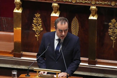 Sébastien Lecornu propose de “suspendre la réforme des retraites” et confirme “renoncer au 49.3”