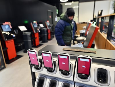 Elle oublie deux articles à la caisse automatique, Delhaize lui inflige une amende de 50 euros: est-ce légal ?