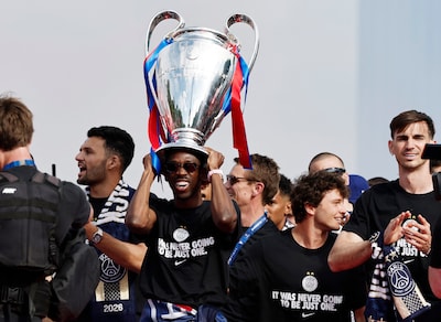 Les joueurs du PSG paradent devant leurs supporters au Champ-de-Mars