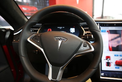 Tesla contraint de rebaptiser son système d’aide à la conduite en Europe