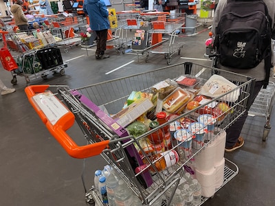 Colruyt adopte des caddies anti-vol dont les roues se bloquent en sortant des parkings