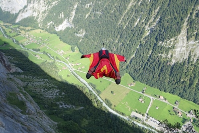 Drame dans les Alpes: un Allemand meurt dans un accident de wingsuit