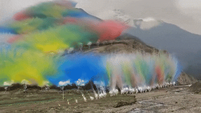 Un impressionnant feu d’artifice dans l’Himalaya suscite une énorme controverse