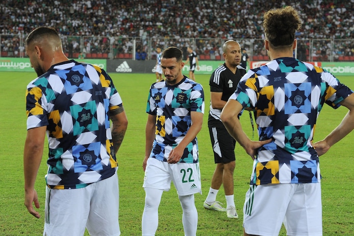 Le Maroc exige d Adidas le retrait d un maillot de la selection algerienne Il s agit d un vol de motifs de notre patrimoine culturel Hors jeu 7sur7.be