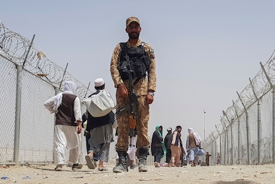 Le Pakistan confirme des frappes à la frontière av