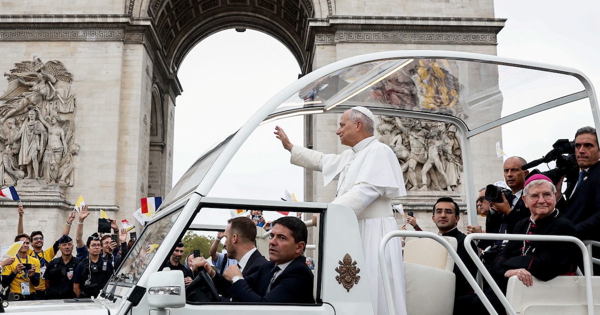 Léon XIV acclamé par une marée humaine sur les Champs-Elysées