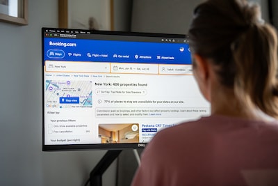 Annonces frauduleuses et arnaques: la Commission européenne enquête sur Booking