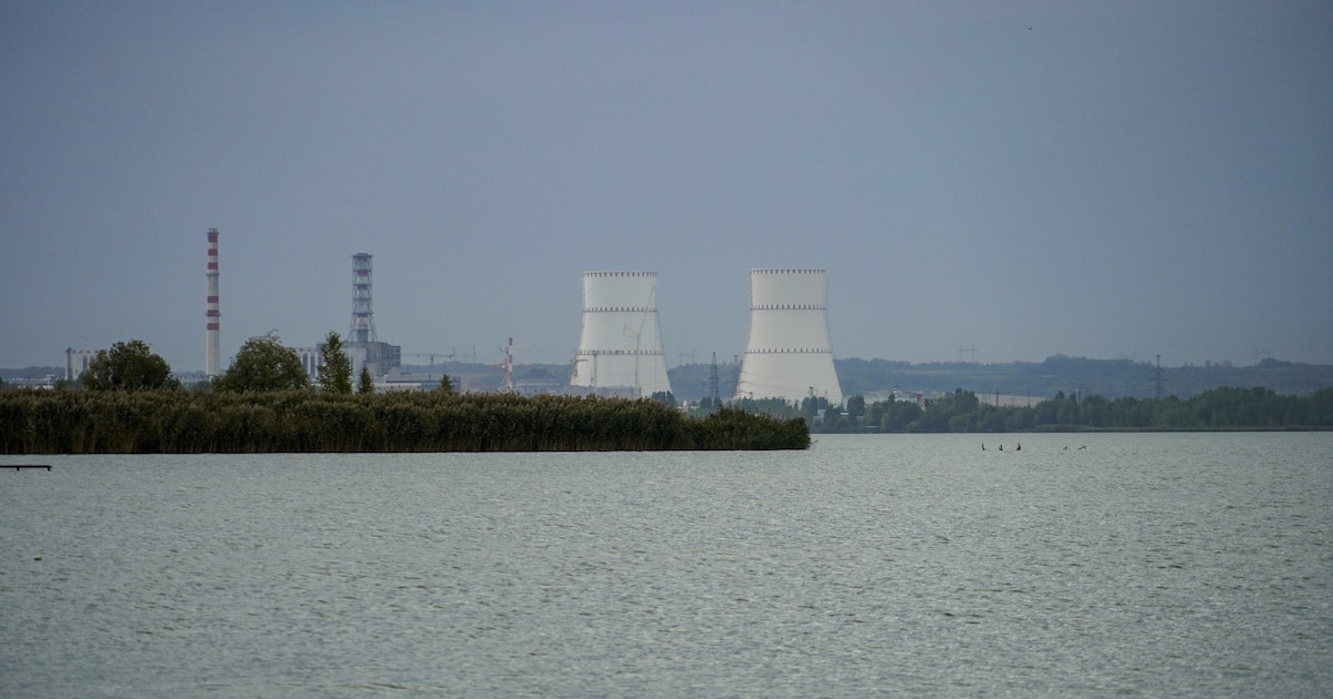 La tour de refroidissement d’un réacteur de la centrale de Koursk touchée par un drone