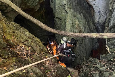 Cinq des sept personnes coincées dans une grotte au Laos sont en vie