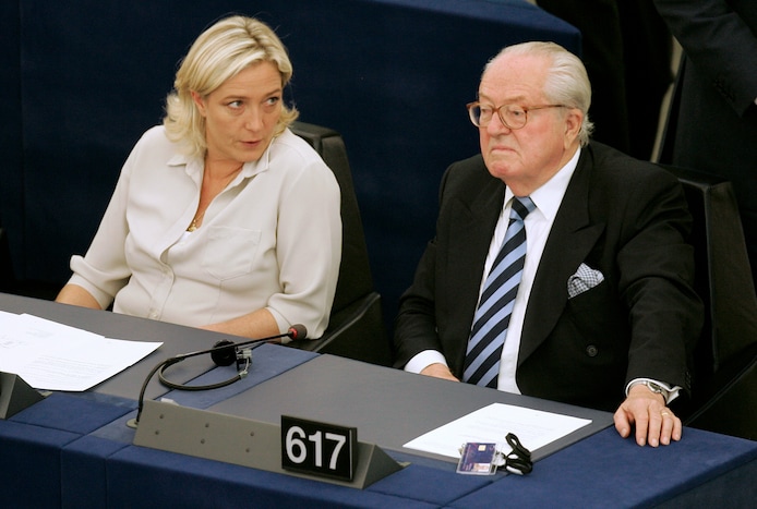 Avec sa fille Marine au Parlement européen à Strasbourg en 2009.