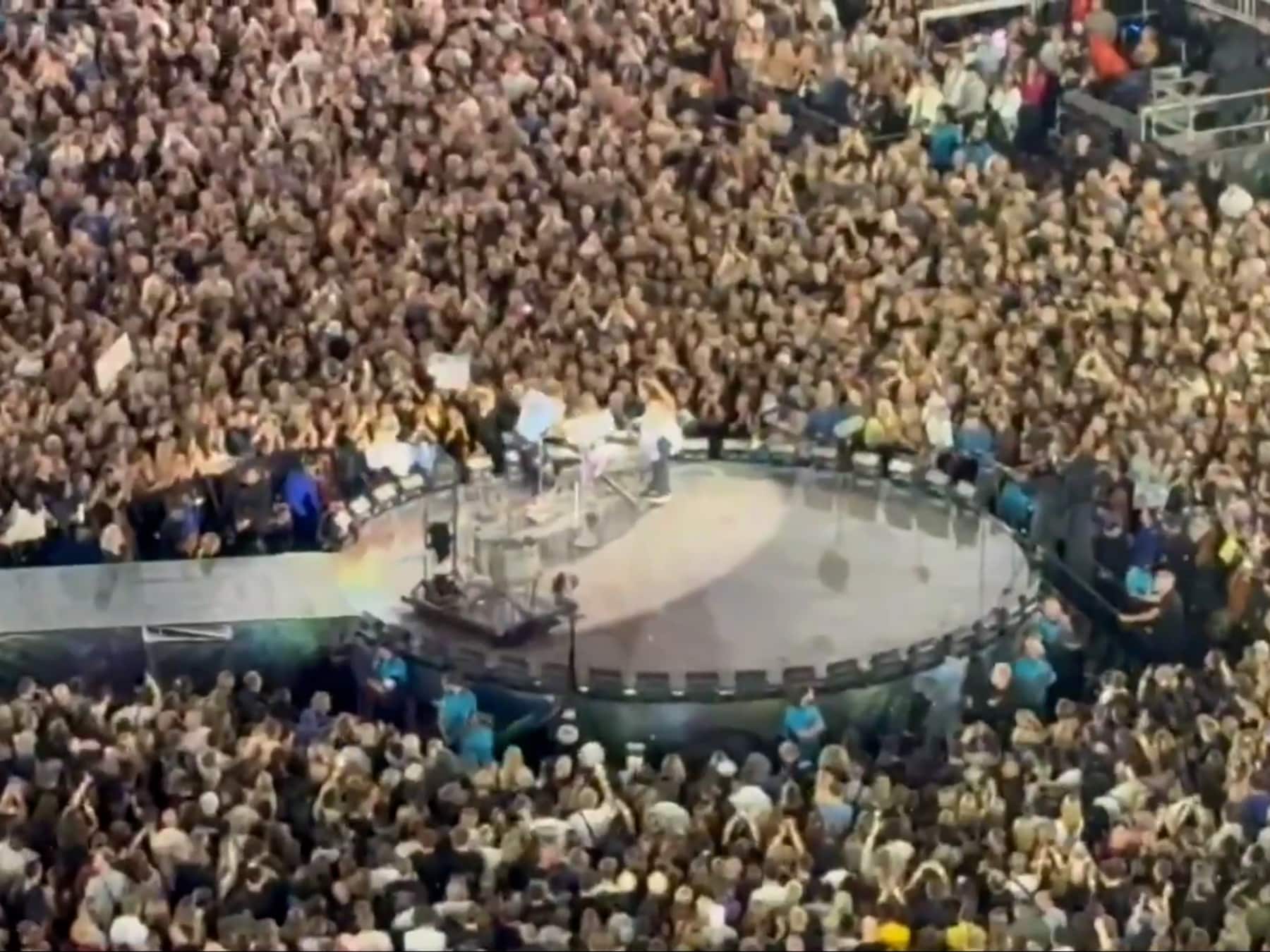 Des fans israéliennes montent sur la scène lors d’un concert de Coldplay, le public réagit de manière mitigée
