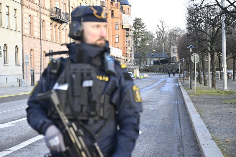 Un membre de la police sécurise la scène où une grenade à main a été trouvée près de l'ambassade d'Israël à Stockholm, Suède, 31 janvier 2024.
