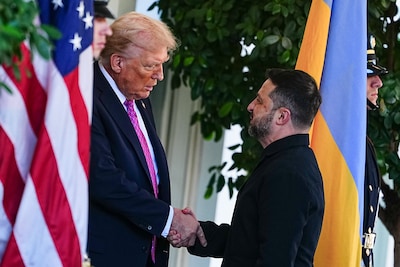 “Tendue, franche et parfois embarrassante”: ce qu’il faut retenir de la rencontre entre Trump et Zelensky