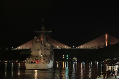 Escalade militaire dans les Caraïbes: un croiseur américain entre dans le canal de Panama