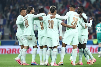 Un triplé et un bijou pour Olise: les Bleus se ras
