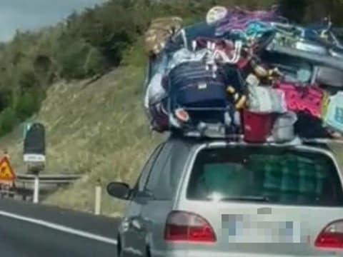 La vidéo d’une voiture surchargée sur l’autoroute devient virale en Italie