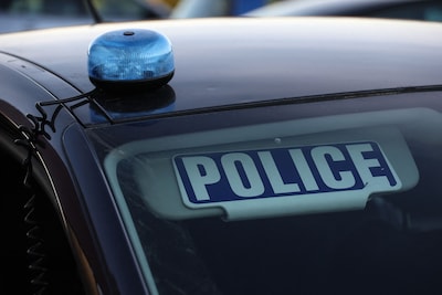 Une voiture percute un groupe après une altercation dans un bar: un mort, 5 blessés