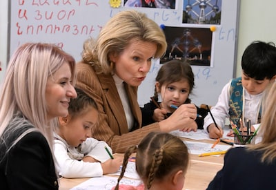 La reine Mathilde fait l’éloge de sa fille lors de sa visite en Arménie: “Élisabeth est très engagée”