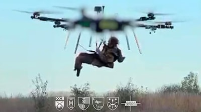 “Une première mondiale”: un soldat ukrainien blessé évacué par drone