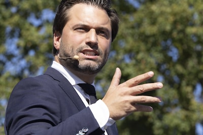 Le plan à 17 milliards de Bouchez: fermer des gares et remplacer des fonctionnaires par des IA