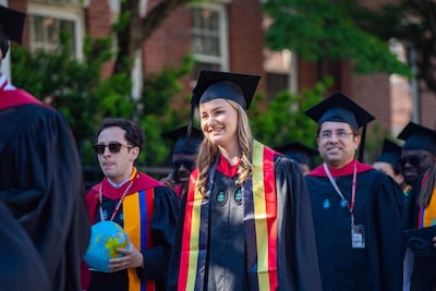 Le moment approche: la princesse Élisabeth s’apprête à recevoir son diplôme de Harvard