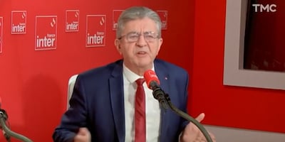 “Taisez-vous un peu”: Jean-Luc Mélenchon a-t-il fait un doigt d’honneur à un journaliste de France Inter?