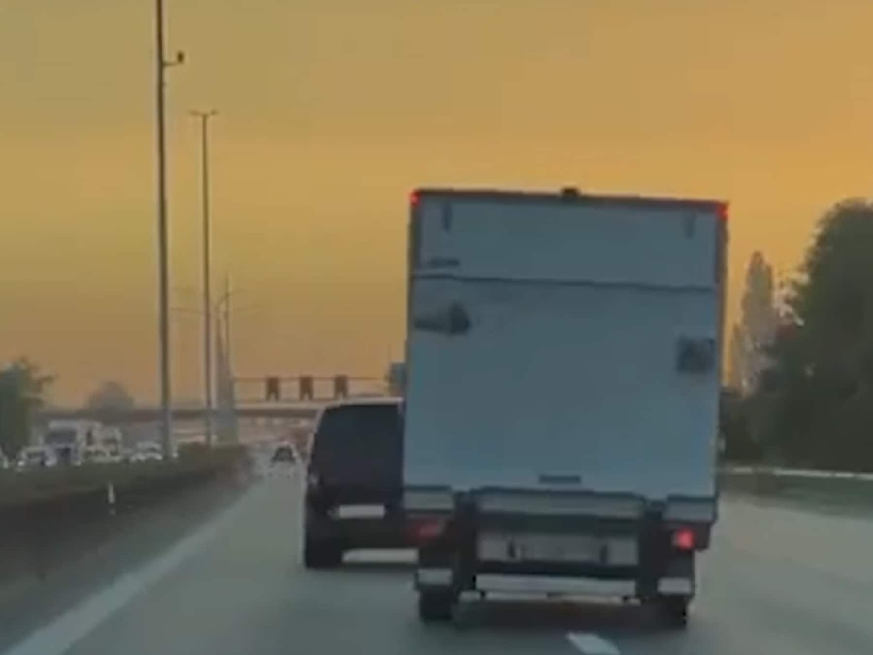 Grosse frayeur près d’Anvers: un automobiliste s’amuse à couper la route des autres véhicules sur l’E17