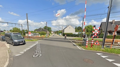 Un bus scolaire percuté par un train à Buggenhout