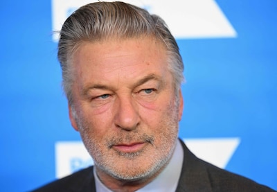 “J’ai écrasé la voiture de ma femme”: Alec Baldwin indemne après avoir embouti un arbre