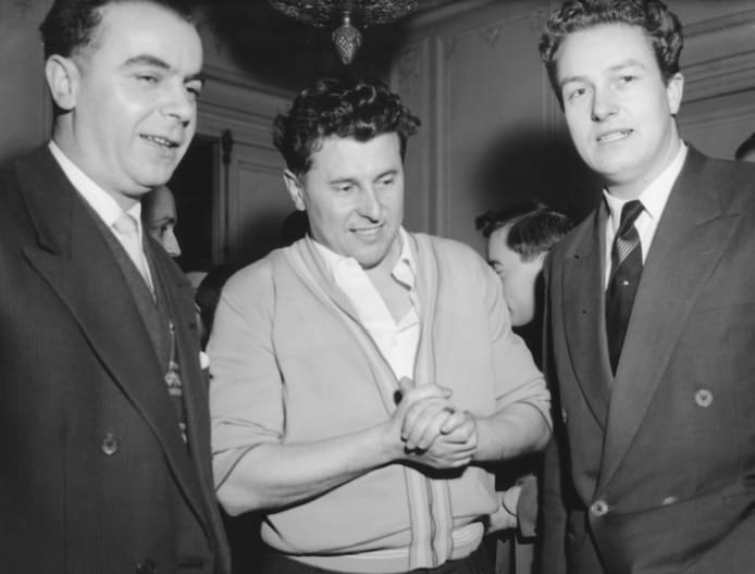 Pierre Poujade, au centre, et Jean-Marie Le Pen, à droite, en 1956.