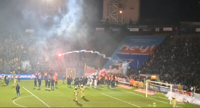 Des supporters de Charleroi lancent des fumigènes sur les fans de l'Union après l'élimination