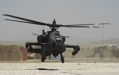 Un hélicoptère de combat américain Apache s’écrase près du D