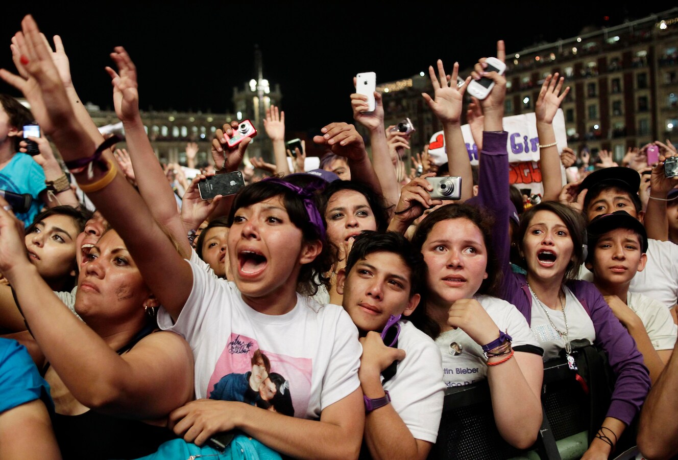 Мою при мне толпой. Толпа людей силуэт. Мою при мне толпой. Агрессия толпы. Толпа в восторге.