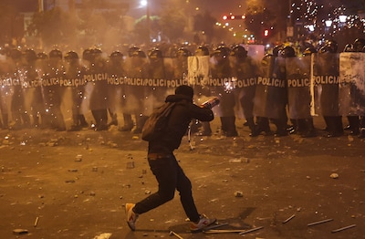Un mort et une centaine de blessés lors des manifestations à Lima