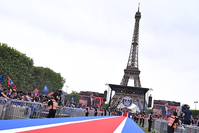 Des milliers de supporters attendent les joueurs du PSG au Champ-de-Mars