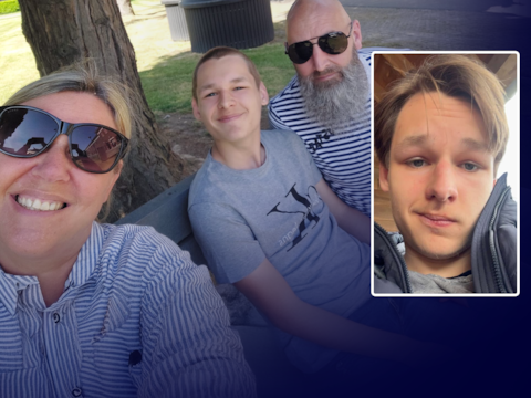Enfant, entre ses parents Cindy et Kris. À droite: Cédric à 19 ans.