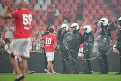 Au moins une dizaine de policiers blessés, dont un carolo grièvement
