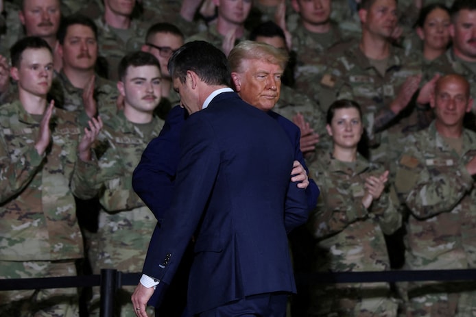 Le secrétaire à la Défense Pete Hegseth et le président Donald Trump.