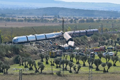Des wagons projetés hors des rails: les clichés impressionnants de la collision meurtrière en Espagne