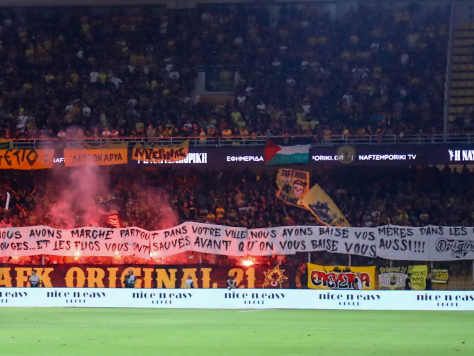 “Nous avons baisé vos mères dans les quartiers rouges”: Anderlecht accueilli par un tifo (très) hostile à Athènes