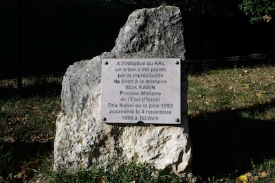 Des croix gammées et des inscriptions antisémites retrouvées dans des lieux de mémoire en France