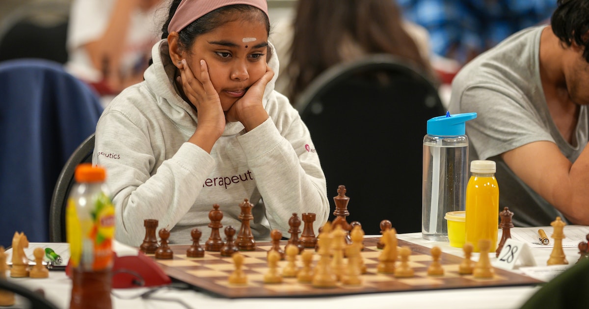 Une fille de 11 ans devient la plus jeune joueuse d’échecs à obtenir le titre de “grand maître international féminin”