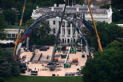 La construction de l’arène de MMA pour l’anniversaire de Trump a débuté à la Maison-Blanche